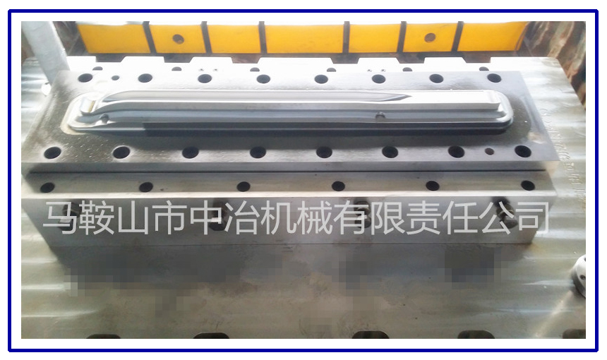 Folding edge cutting mold