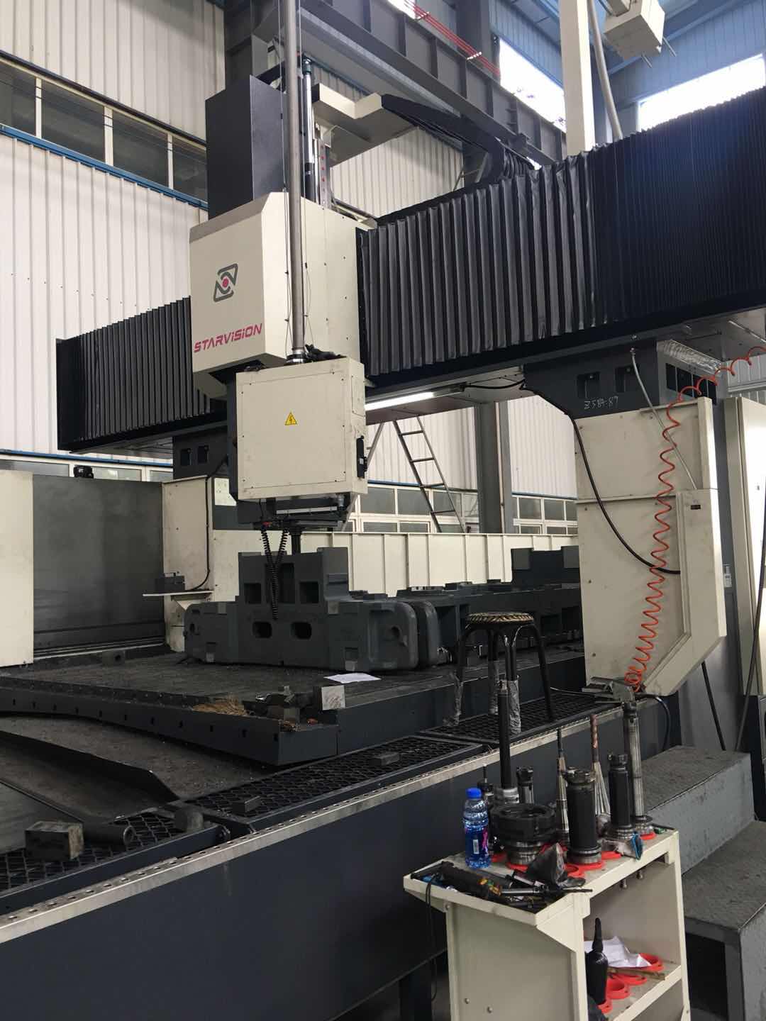 設(shè)備加工過程.jpg The company's new equipment has been put into operation - processing automotive molds