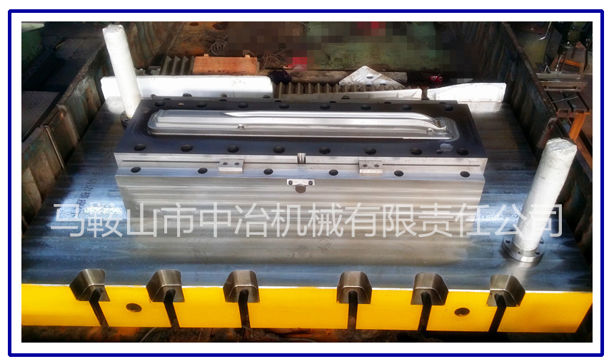 Lower side door folding edge cutting mold (upper mold)